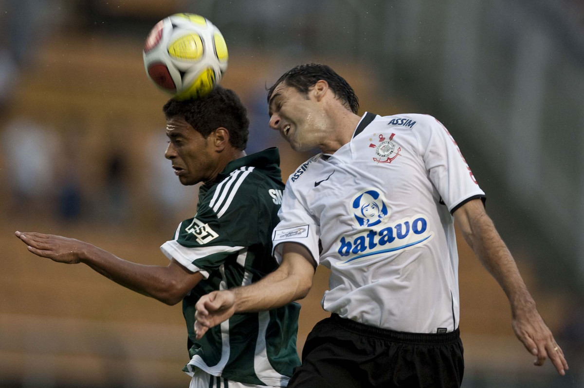 CORINTHIANS X PALMEIRAS - Cleiton Xavier e Danilo em um lance da partida realizada esta tarde no estdio do Pacaembu, zona oeste de So Paulo, vlida pela 5 rodada do Campeonato Paulista 2010