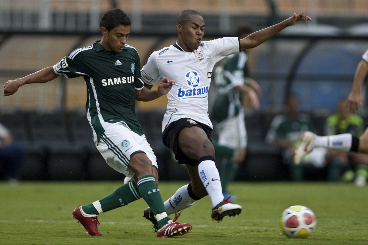 CORINTHIANS X PALMEIRAS - Cleiton Xavier e Elias em um lance da partida realizada esta tarde no estdio do Pacaembu, zona oeste de So Paulo, vlida pela 5 rodada do Campeonato Paulista 2010