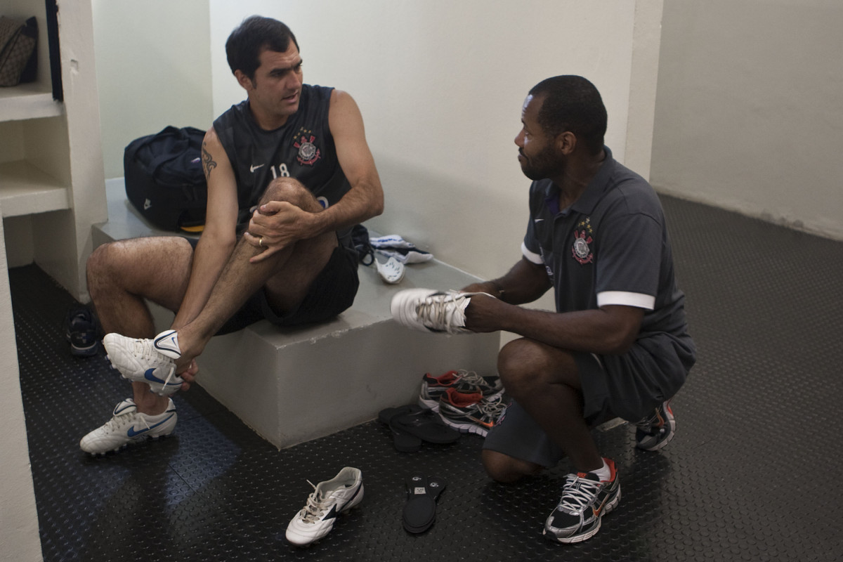 CORINTHIANS X PALMEIRAS - Danilo e o roupeiro Roberto nos vestirios antes da partida realizada esta tarde no estdio do Pacaembu, zona oeste de So Paulo, vlida pela 5 rodada do Campeonato Paulista 2010