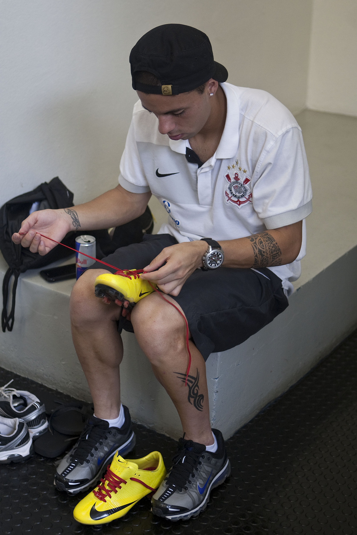 CORINTHIANS X PALMEIRAS - Defederico coloca cadarcosn na chuteira da promocao mundial da Nike nos vestiários antes da partida realizada esta tarde no estádio do Pacaembu, zona oeste de São Paulo, válida pela 5ª rodada do Campeonato Paulista 2010