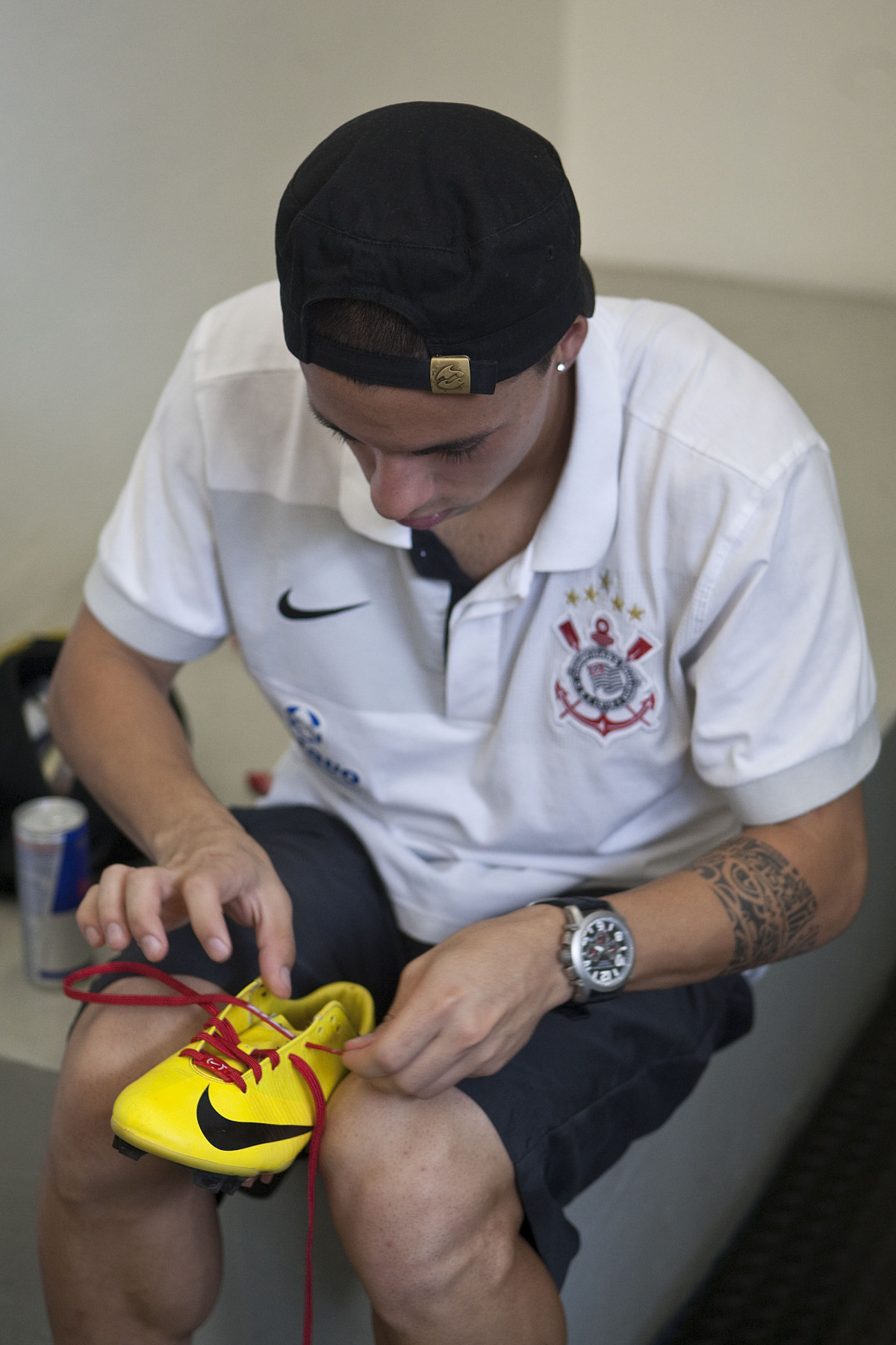 CORINTHIANS X PALMEIRAS - Defederico coloca cardarcos vermelhos da promocao mundial da Nike, nos vestiários antes da partida realizada esta tarde no estádio do Pacaembu, zona oeste de São Paulo, válida pela 5ª rodada do Campeonato Paulista 2010