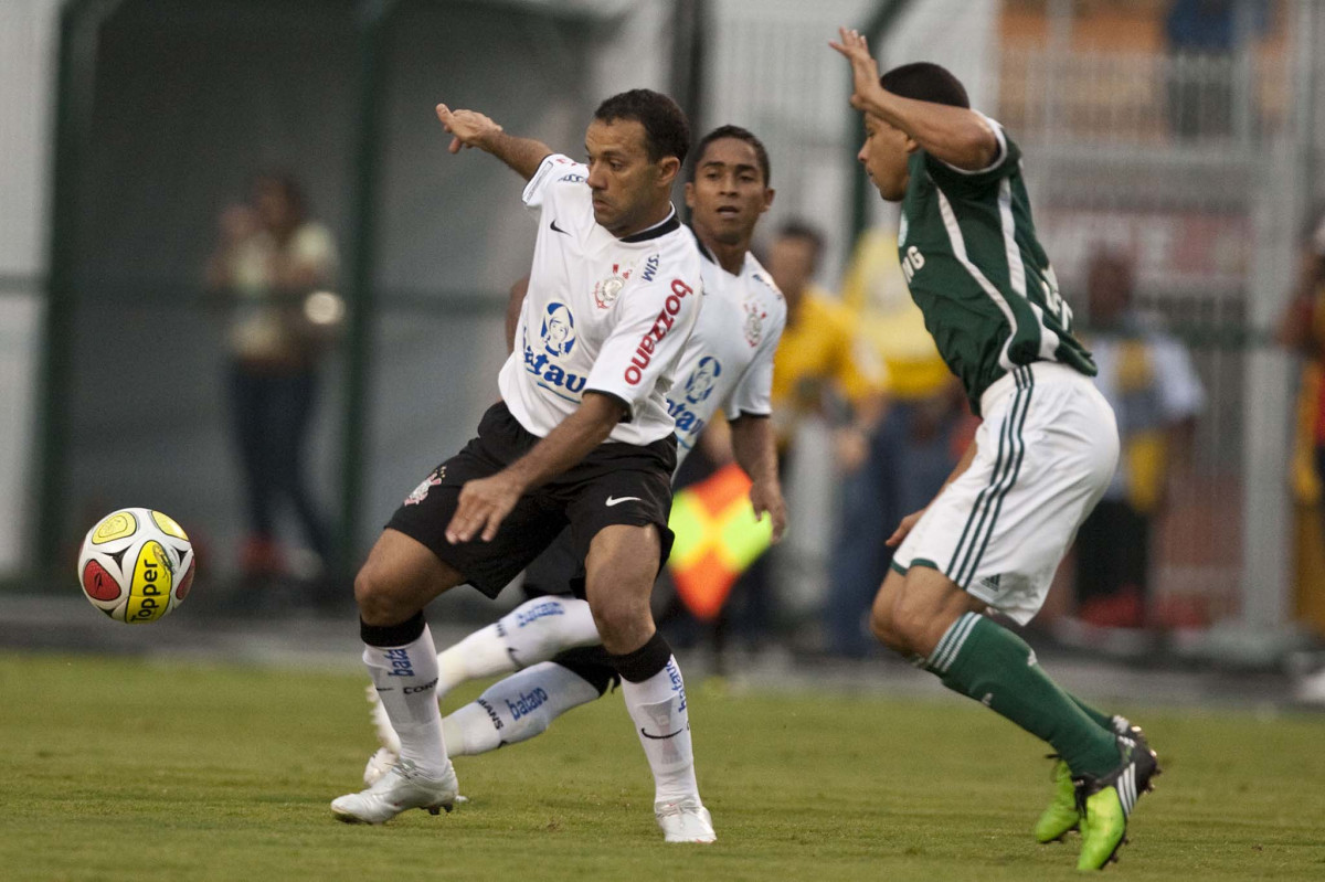 CORINTHIANS X PALMEIRAS - Iarley e Wendel em um lance da partida realizada esta tarde no estdio do Pacaembu, zona oeste de So Paulo, vlida pela 5 rodada do Campeonato Paulista 2010