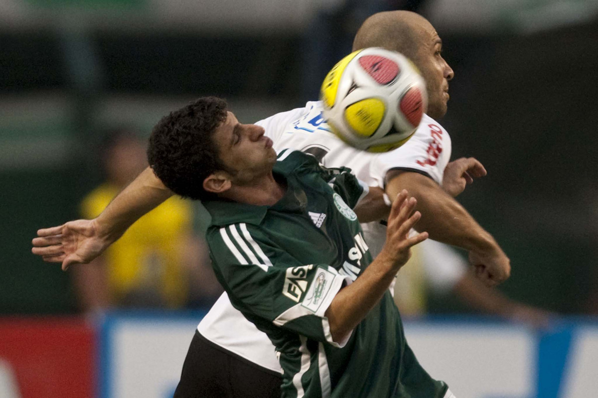 CORINTHIANS X PALMEIRAS - Joo Arthur e Alessandro em um lance da partida realizada esta tarde no estdio do Pacaembu, zona oeste de So Paulo, vlida pela 5 rodada do Campeonato Paulista 2010