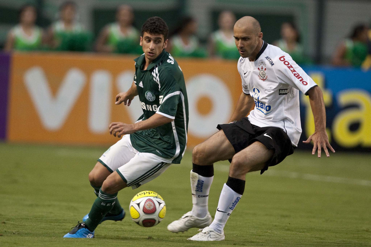 CORINTHIANS X PALMEIRAS - Joo Arthur e Alessandro em um lance da partida realizada esta tarde no estdio do Pacaembu, zona oeste de So Paulo, vlida pela 5 rodada do Campeonato Paulista 2010