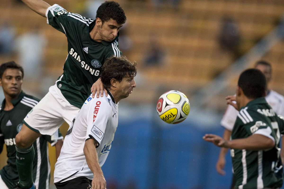 CORINTHIANS X PALMEIRAS - Joo Arthur empurra Tcheco em um lance da partida realizada esta tarde no estdio do Pacaembu, zona oeste de So Paulo, vlida pela 5 rodada do Campeonato Paulista 2010