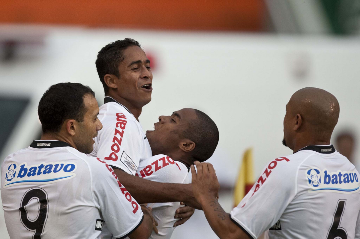 CORINTHIANS X PALMEIRAS - Jorge Henrique (c)comemora seu gol em um lance da partida realizada esta tarde no estádio do Pacaembu, zona oeste de São Paulo, válida pela 5ª rodada do Campeonato Paulista 2010