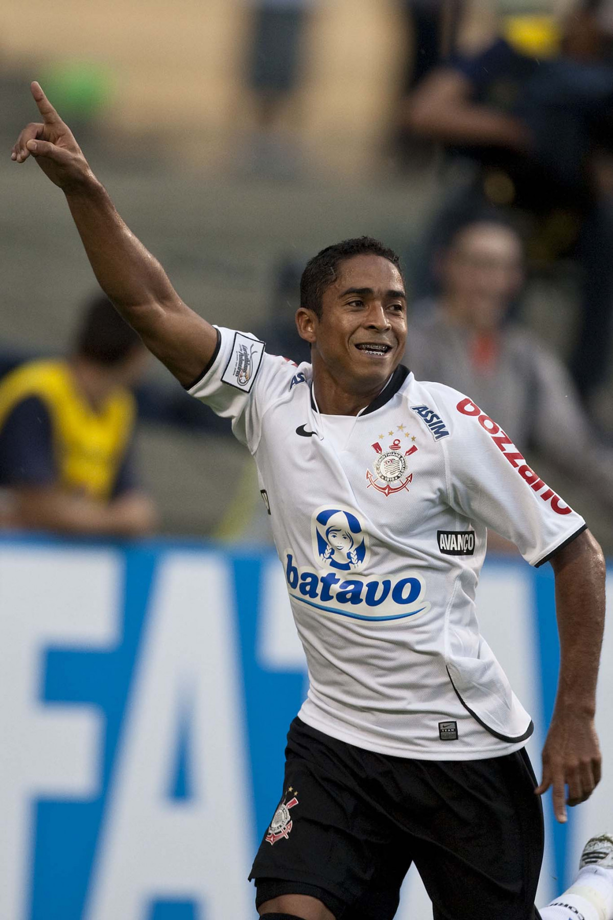 CORINTHIANS X PALMEIRAS - Jorge Henrique comemora seu gol em um lance da partida realizada esta tarde no estádio do Pacaembu, zona oeste de São Paulo, válida pela 5ª rodada do Campeonato Paulista 2010