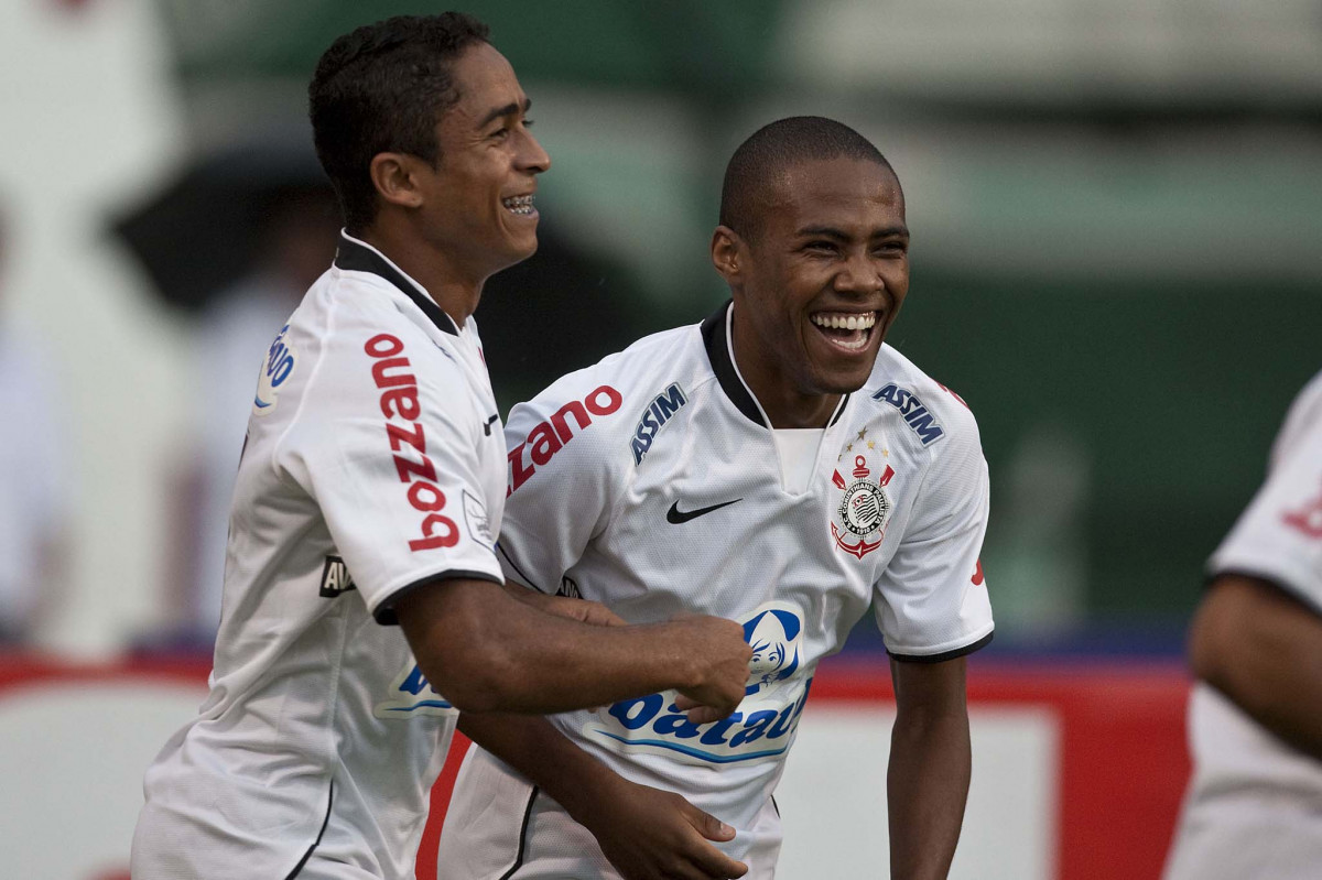 CORINTHIANS X PALMEIRAS - Jorge Henrique comemora seu gol com Elias em um lance da partida realizada esta tarde no estádio do Pacaembu, zona oeste de São Paulo, válida pela 5ª rodada do Campeonato Paulista 2010