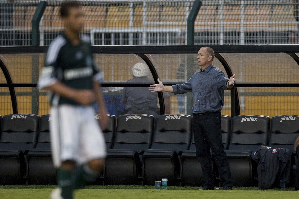 CORINTHIANS X PALMEIRAS - Mano Menezes reclama do juiz em um lance da partida realizada esta tarde no estádio do Pacaembu, zona oeste de São Paulo, válida pela 5ª rodada do Campeonato Paulista 2010