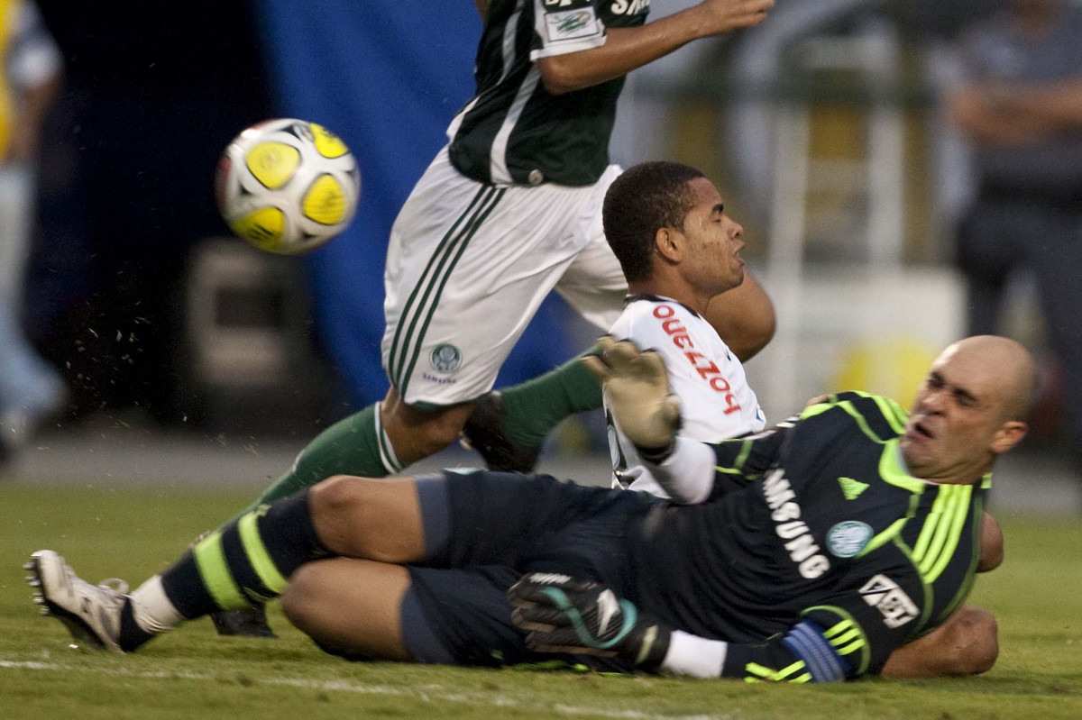 CORINTHIANS X PALMEIRAS - Marcos divide a bola com Dentinho em um lance da partida realizada esta tarde no estádio do Pacaembu, zona oeste de São Paulo, válida pela 5ª rodada do Campeonato Paulista 2010