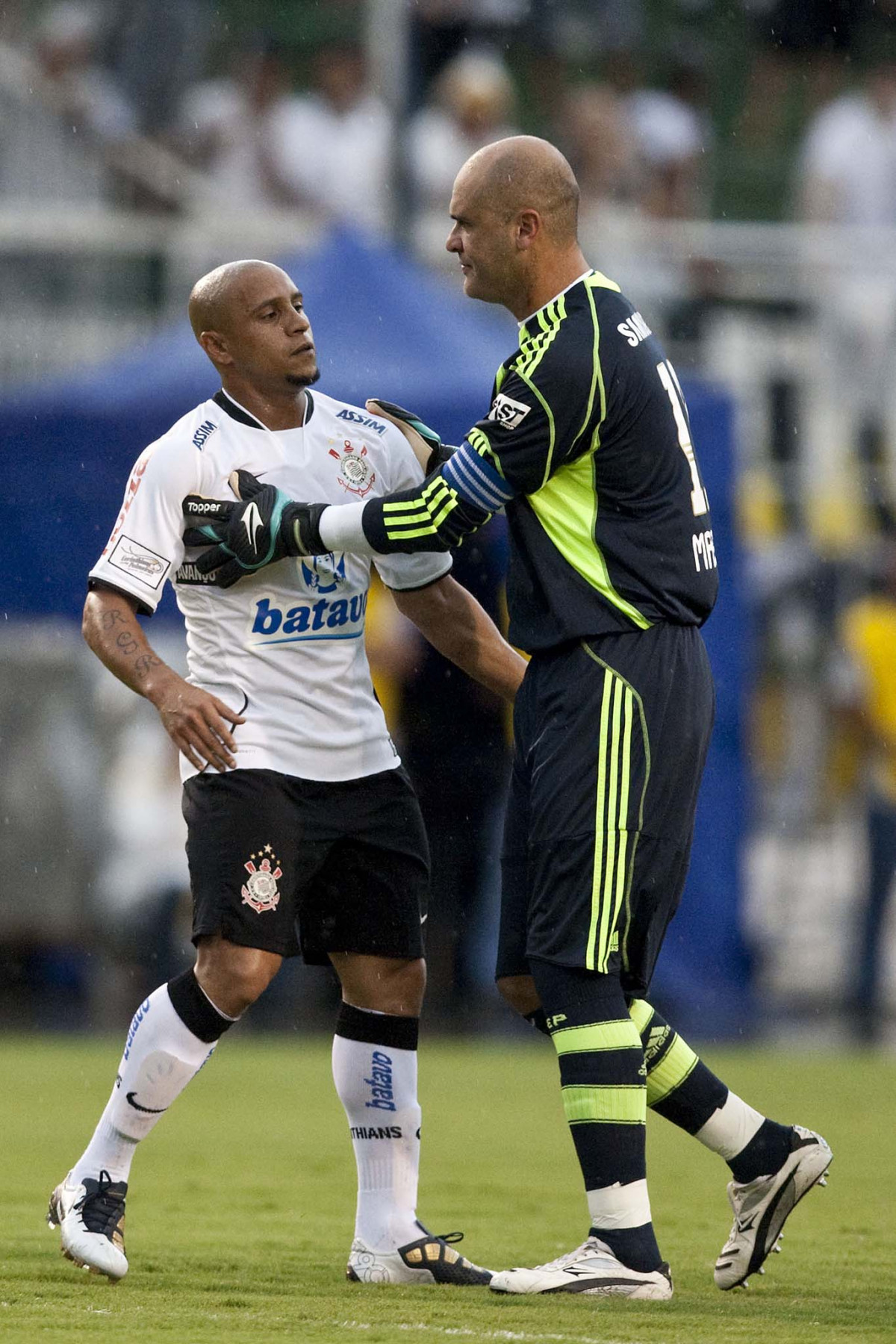 CORINTHIANS X PALMEIRAS - Roberto Carlos e seguro por Marcos após a sua explusao em um lance da partida realizada esta tarde no estádio do Pacaembu, zona oeste de São Paulo, válida pela 5ª rodada do Campeonato Paulista 2010