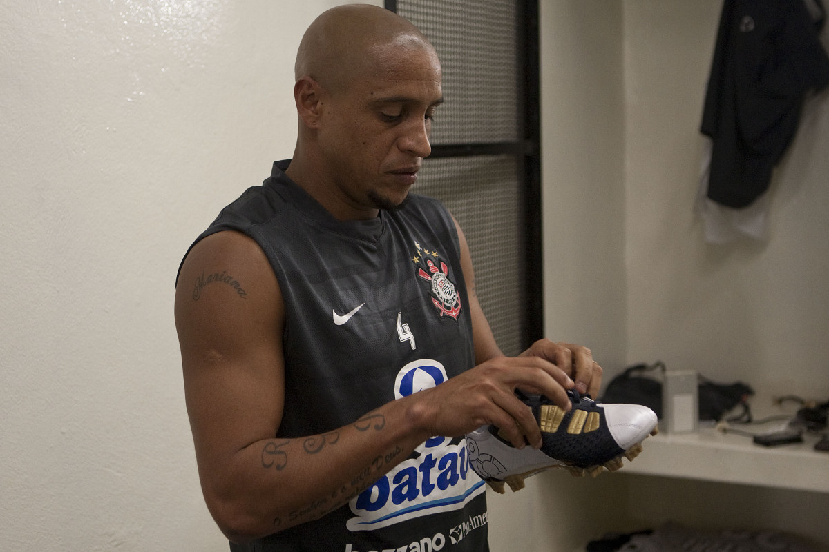 CORINTHIANS X PALMEIRAS - Roberto Carlos nos vestiários antes da partida realizada esta tarde no estádio do Pacaembu, zona oeste de São Paulo, válida pela 5ª rodada do Campeonato Paulista 2010