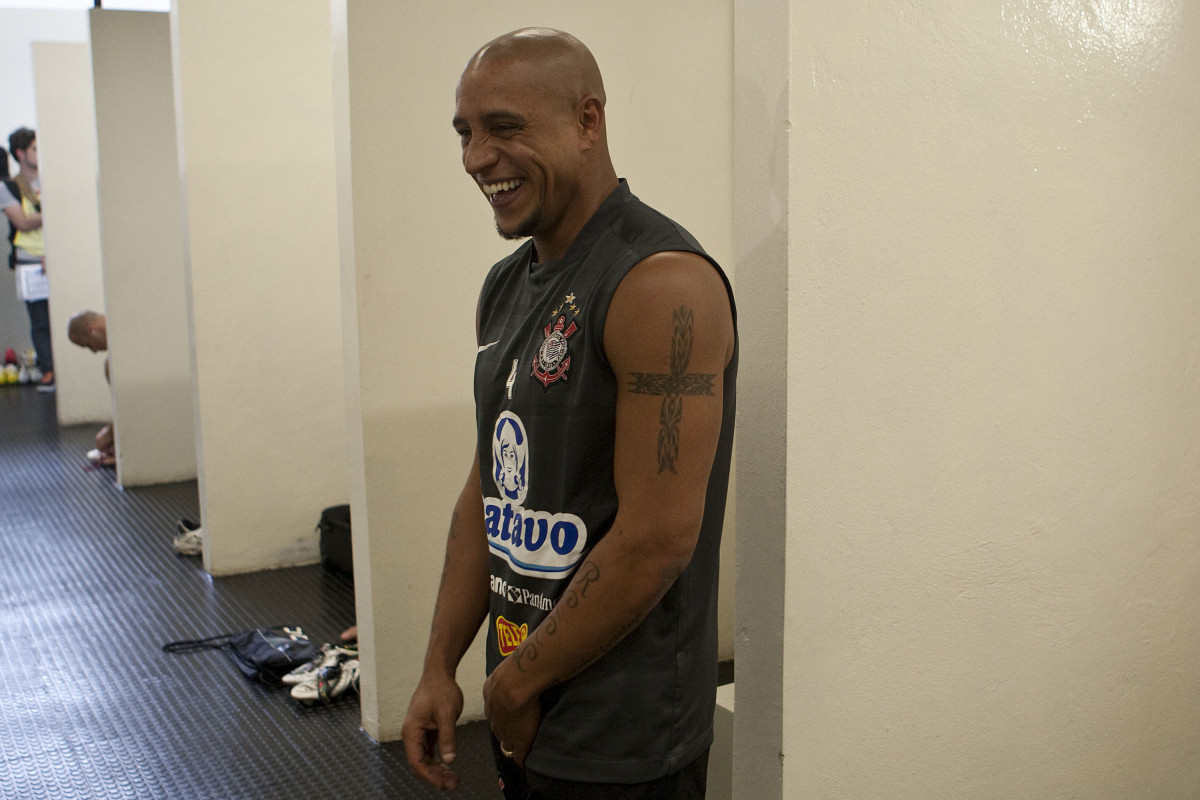 CORINTHIANS X PALMEIRAS - Roberto Carlos nos vestirios antes da partida realizada esta tarde no estdio do Pacaembu, zona oeste de So Paulo, vlida pela 5 rodada do Campeonato Paulista 2010