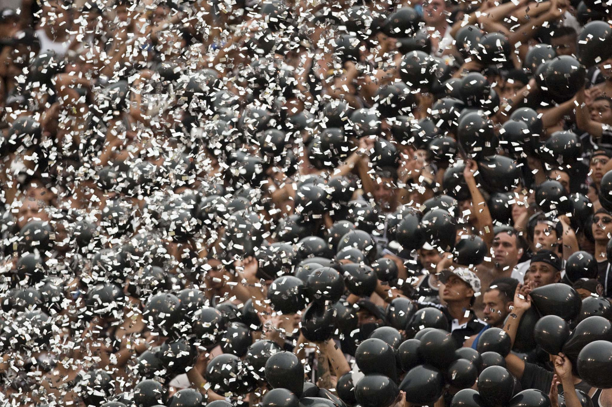 CORINTHIANS X PALMEIRAS - Torcida do Corinthians em um lance da partida realizada esta tarde no estádio do Pacaembu, zona oeste de São Paulo, válida pela 5ª rodada do Campeonato Paulista 2010