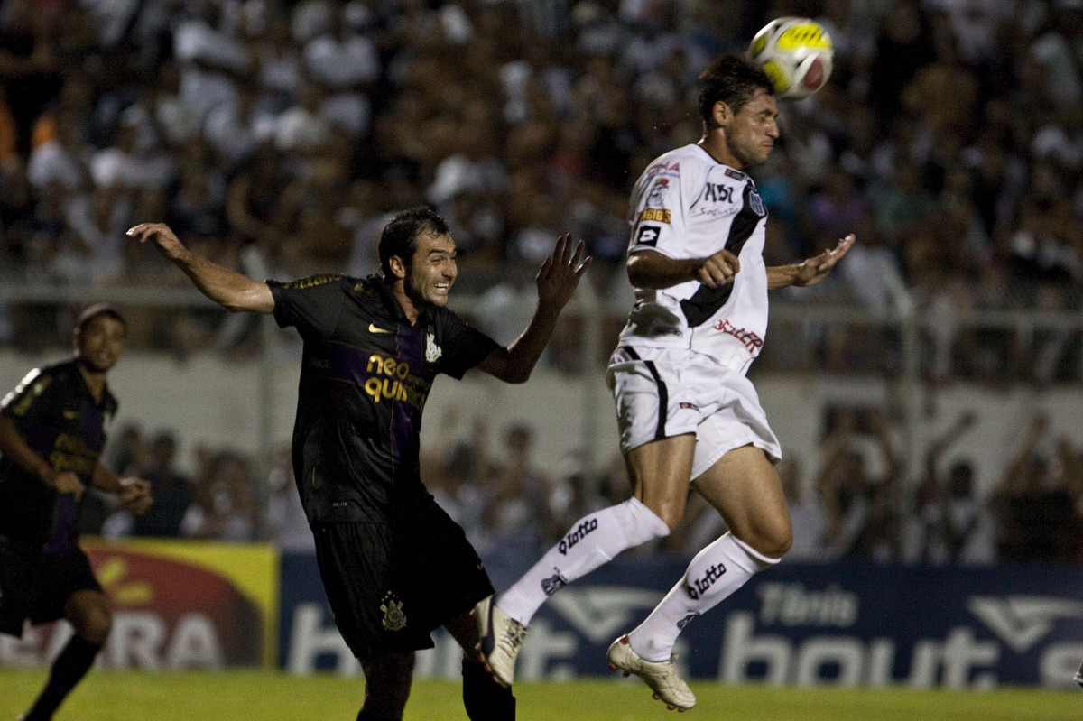 PONTE PRETA/CAMPINAS X CORINTHIANS/SP - Danilo e Jean em um lance da partida realizada esta noite no estádio Moisés Lucarelli, em Campinas, válida pela 6ª rodada do Campeonato Paulista 2010