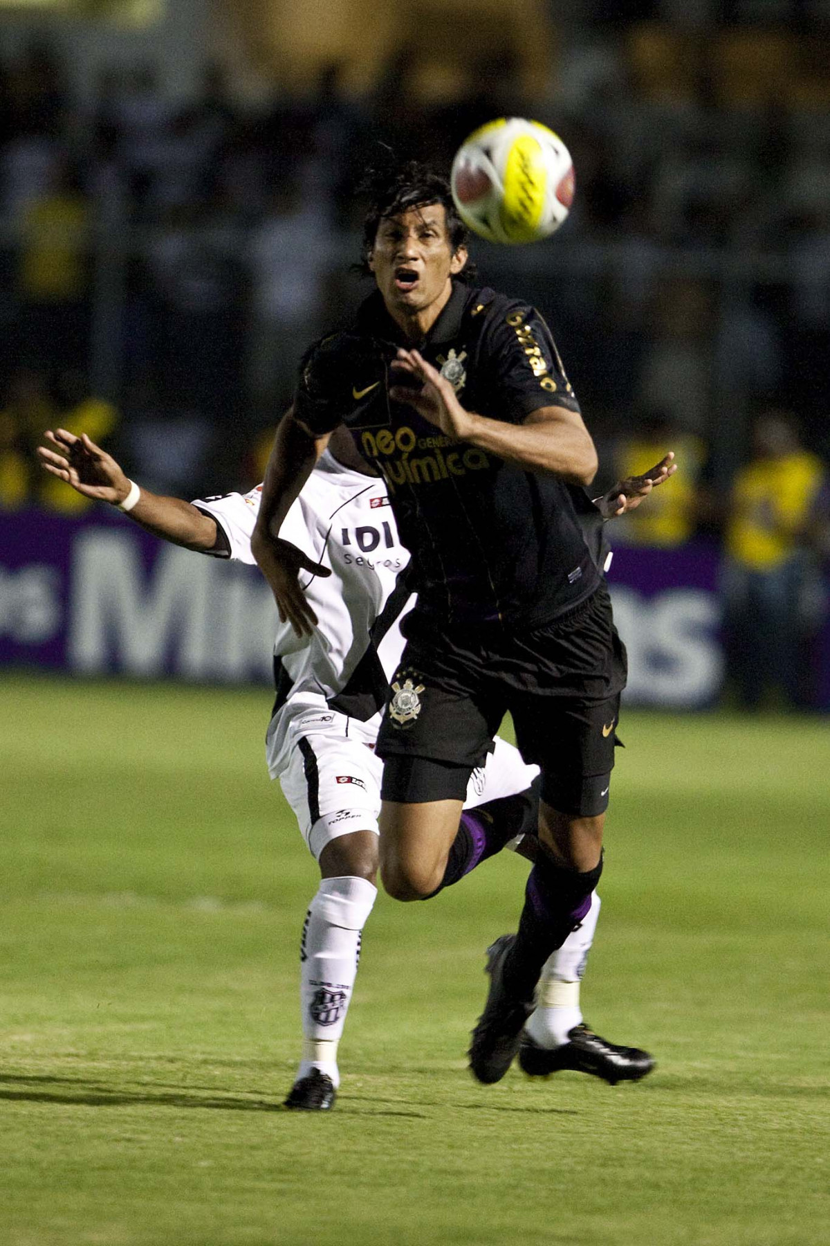 PONTE PRETA/CAMPINAS X CORINTHIANS/SP - Escudero e Guilherme, atras,em um lance da partida realizada esta noite no estádio Moisés Lucarelli, em Campinas, válida pela 6ª rodada do Campeonato Paulista 2010