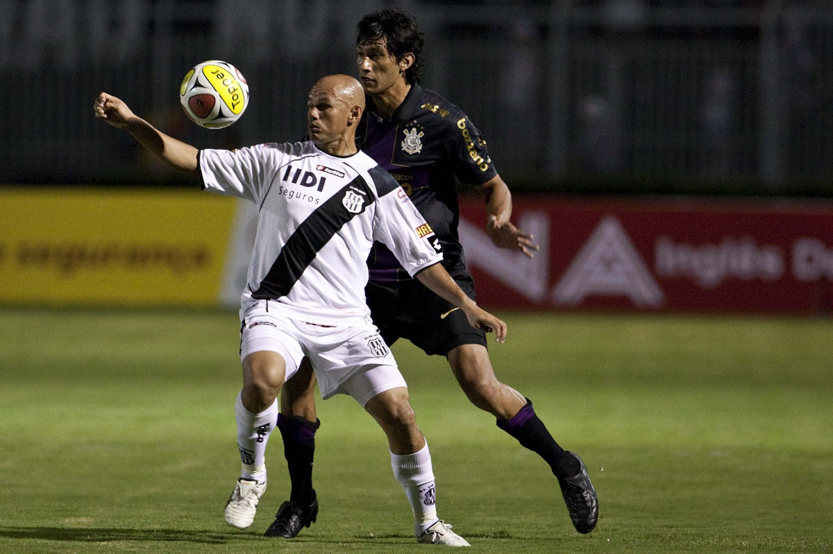 PONTE PRETA/CAMPINAS X CORINTHIANS/SP - Fabiano Gadelha e Escudero em um lance da partida realizada esta noite no estádio Moisés Lucarelli, em Campinas, válida pela 6ª rodada do Campeonato Paulista 2010