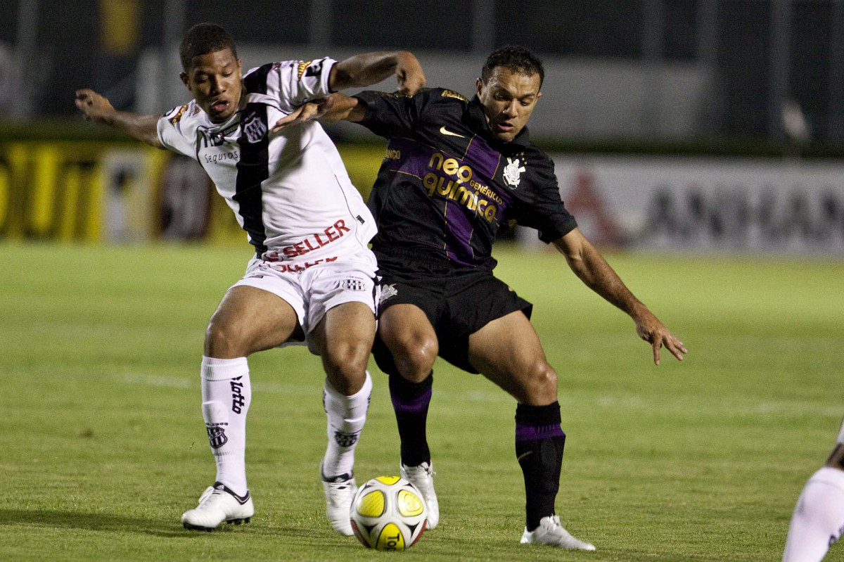 PONTE PRETA/CAMPINAS X CORINTHIANS/SP - Guilherme e Iarley em um lance da partida realizada esta noite no estdio Moiss Lucarelli, em Campinas, vlida pela 6 rodada do Campeonato Paulista 2010