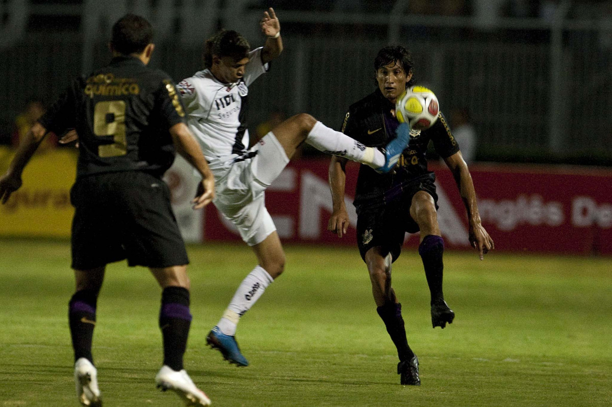 PONTE PRETA/CAMPINAS X CORINTHIANS/SP - Iarley, de costas, Mnteiga e Escudero em um lance da partida realizada esta noite no estdio Moiss Lucarelli, em Campinas, vlida pela 6 rodada do Campeonato Paulista 2010