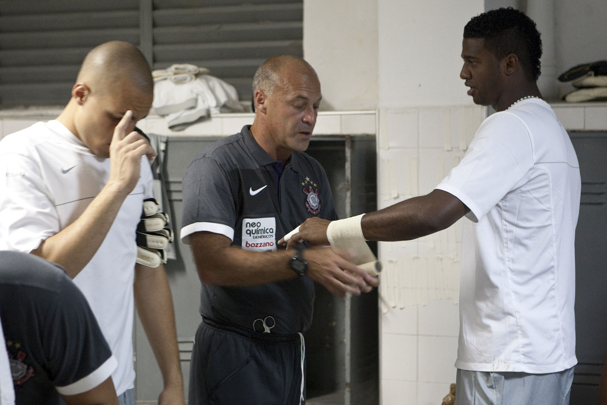 PONTE PRETA/CAMPINAS X CORINTHIANS/SP - Julio Cesar; Mauri Lima e Felipe nos vestirios antes da partida realizada esta noite no estdio Moiss Lucarelli, em Campinas, vlida pela 6 rodada do Campeonato Paulista 2010