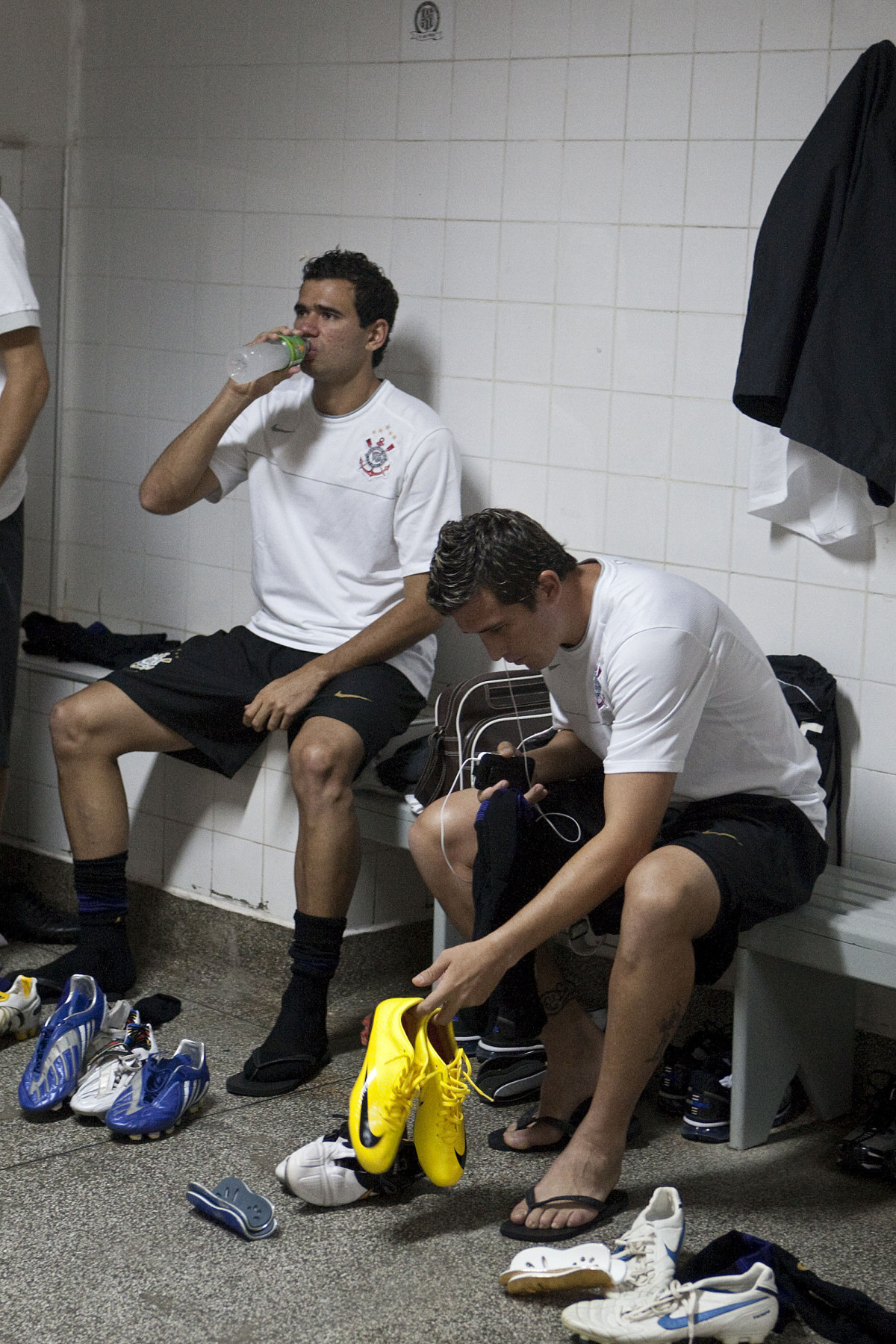 PONTE PRETA/CAMPINAS X CORINTHIANS/SP - Leandro Castán e Edgar Balbuena nos vestiários antes da partida realizada esta noite no estádio Moisés Lucarelli, em Campinas, válida pela 6ª rodada do Campeonato Paulista 2010