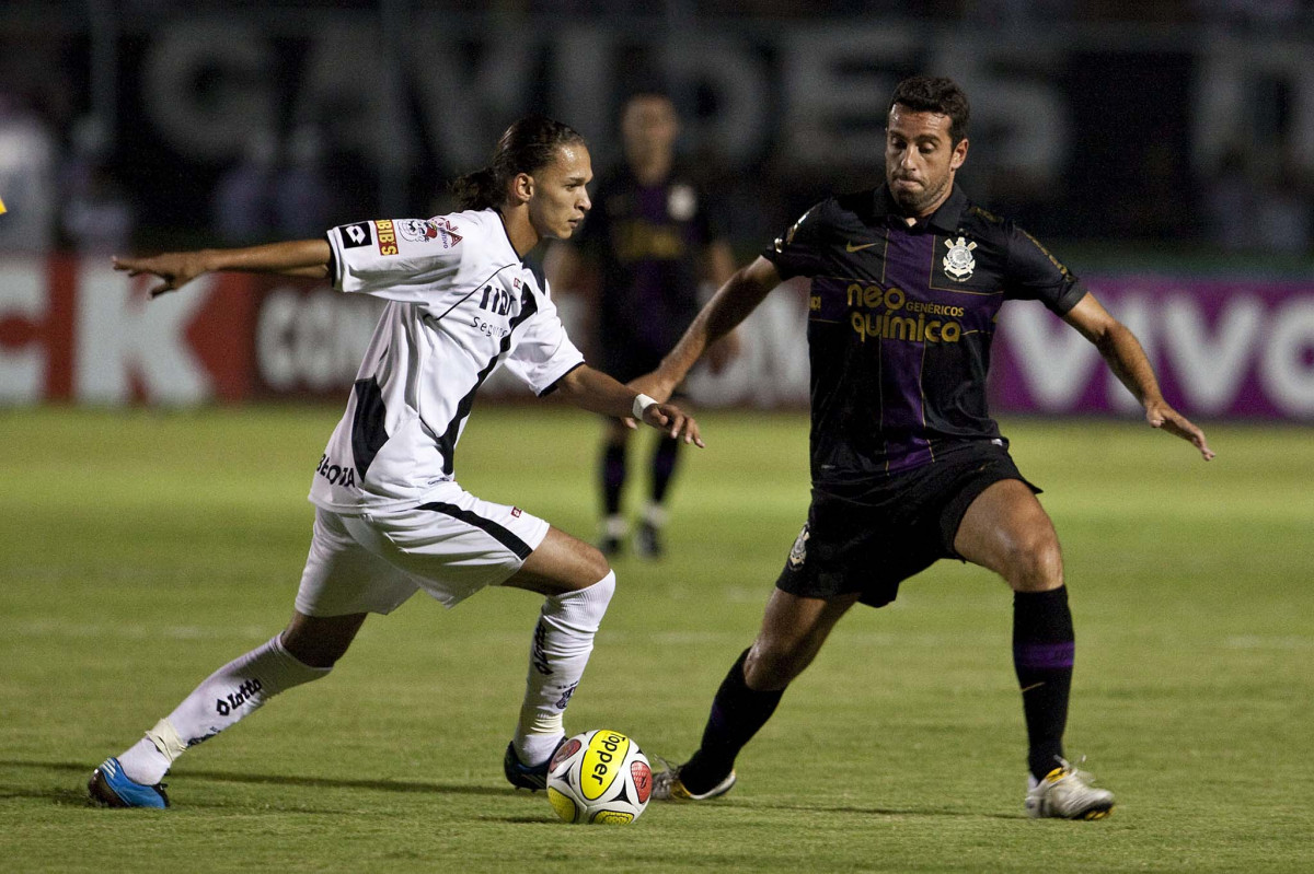 PONTE PRETA/CAMPINAS X CORINTHIANS/SP - Manteiga e Edu Gaspar em um lance da partida realizada esta noite no estádio Moisés Lucarelli, em Campinas, válida pela 6ª rodada do Campeonato Paulista 2010