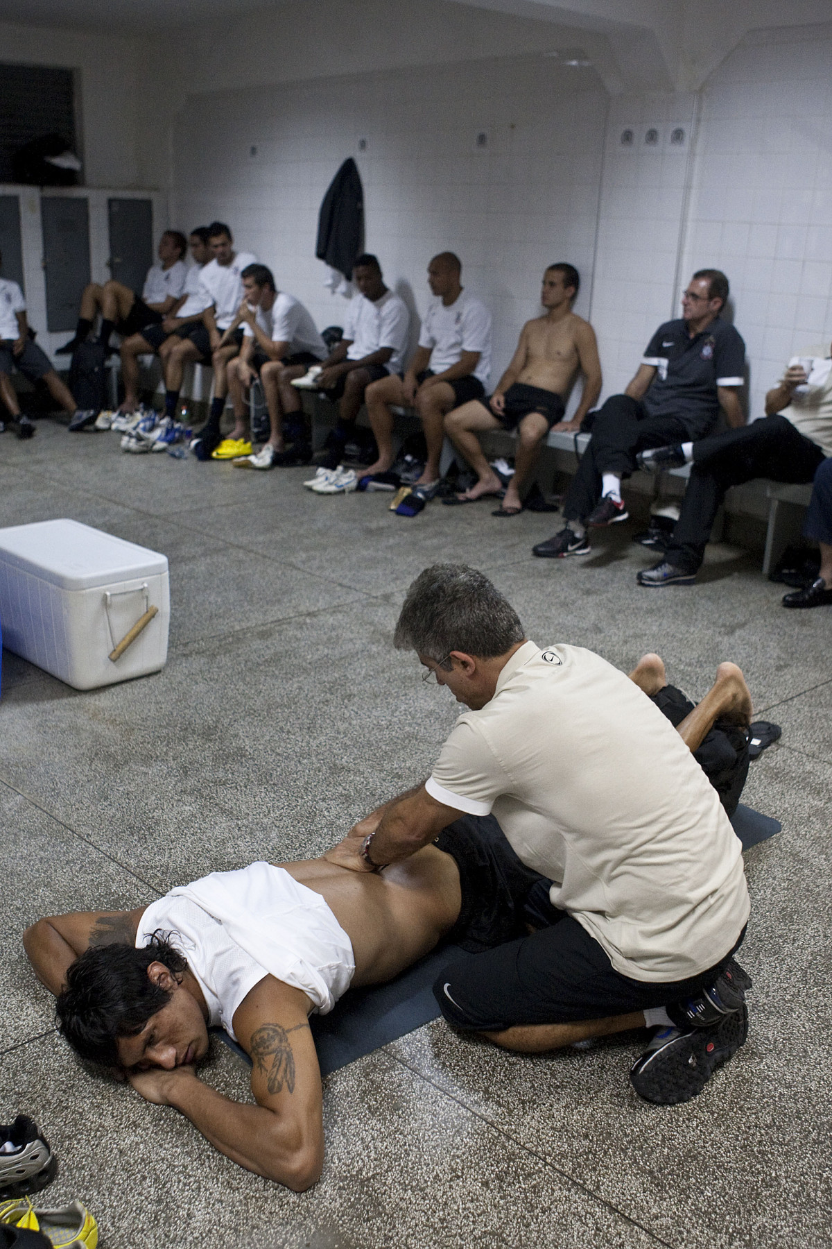 PONTE PRETA/CAMPINAS X CORINTHIANS/SP - O fisioterapeuta Paulo Vieira faz massagem em Escudero nos vestiários antes da partida realizada esta noite no estádio Moisés Lucarelli, em Campinas, válida pela 6ª rodada do Campeonato Paulista 2010