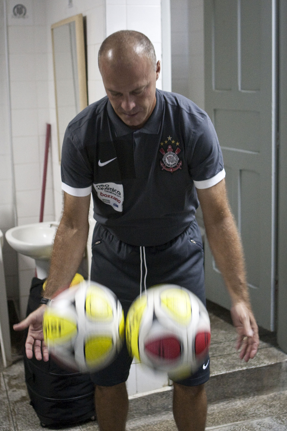 PONTE PRETA/CAMPINAS X CORINTHIANS/SP - O preparador de goleiros Mauri Lima nos vestirios antes da partida realizada esta noite no estdio Moiss Lucarelli, em Campinas, vlida pela 6 rodada do Campeonato Paulista 2010