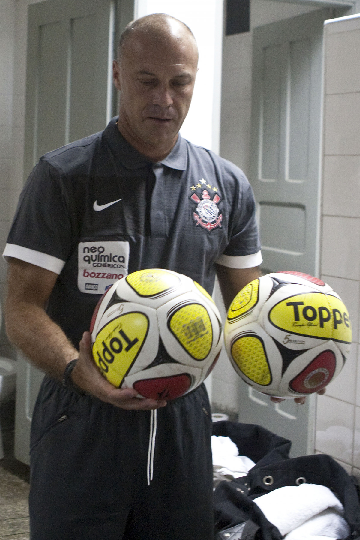 PONTE PRETA/CAMPINAS X CORINTHIANS/SP - O preparador de goleiros Mauri Lima nos vestiários antes da partida realizada esta noite no estádio Moisés Lucarelli, em Campinas, válida pela 6ª rodada do Campeonato Paulista 2010