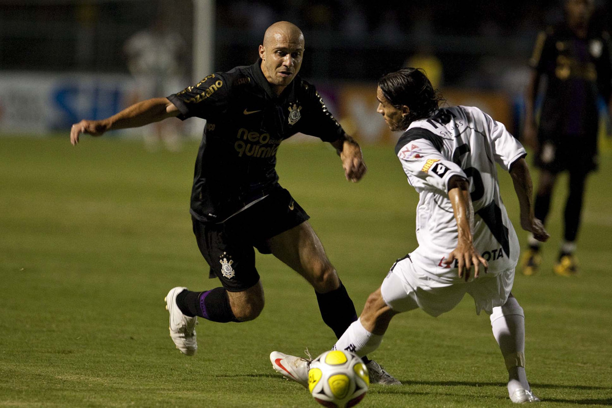 PONTE PRETA/CAMPINAS X CORINTHIANS/SP - Alessandro e Vicente em um lance da partida realizada esta noite no estádio Moisés Lucarelli, em Campinas, válida pela 6ª rodada do Campeonato Paulista 2010