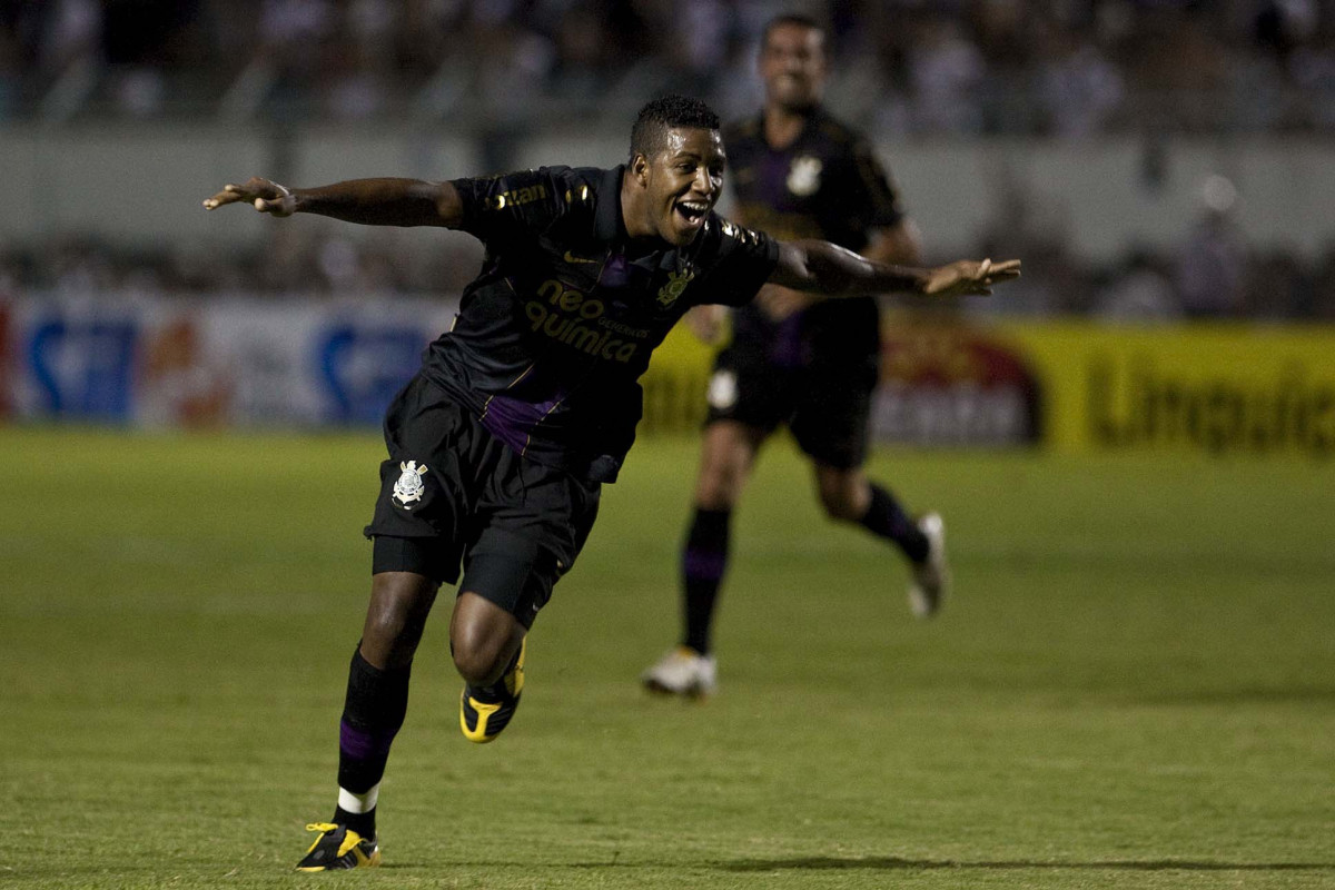 PONTE PRETA/CAMPINAS X CORINTHIANS/SP - em um lance da partida realizada esta noite no estdio Moiss Lucarelli, em Campinas, vlida pela 6 rodada do Campeonato Paulista 2010