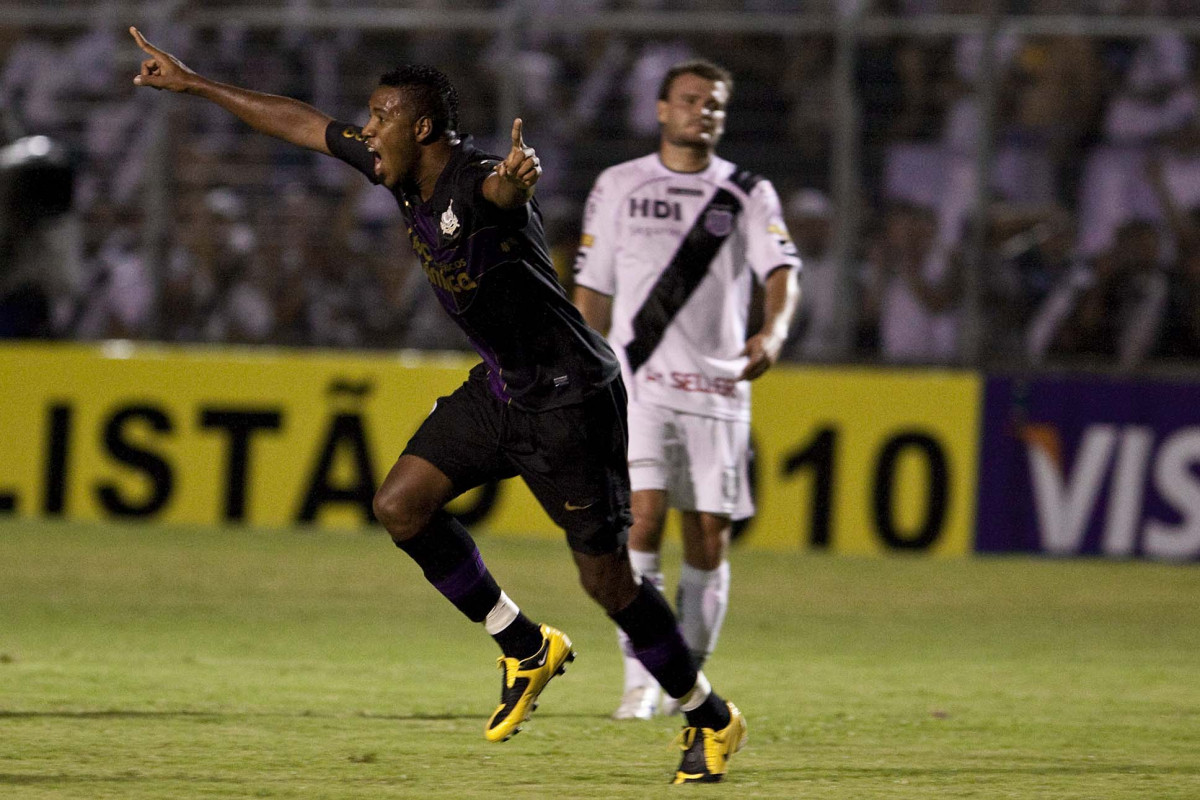 PONTE PRETA/CAMPINAS X CORINTHIANS/SP - Jucilei comemora seu gol em um lance da partida realizada esta noite no estdio Moiss Lucarelli, em Campinas, vlida pela 6 rodada do Campeonato Paulista 2010