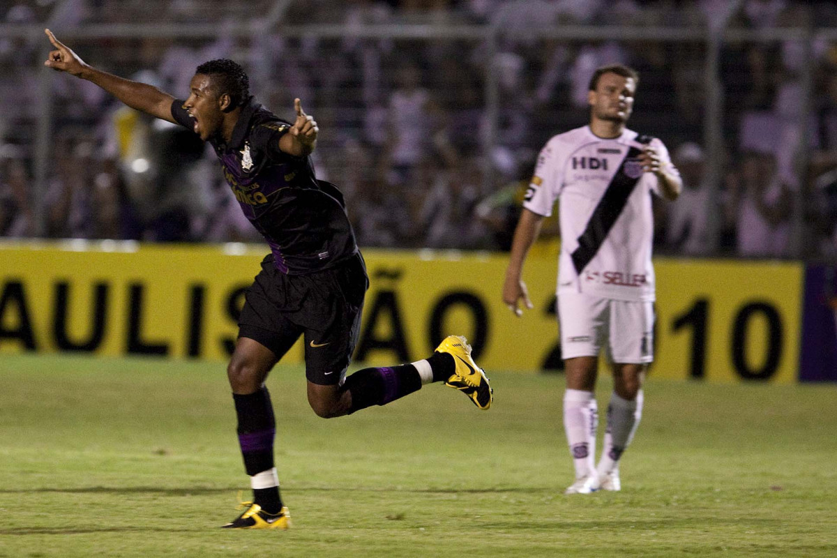 PONTE PRETA/CAMPINAS X CORINTHIANS/SP - Jucilei comemora seu gol em um lance da partida realizada esta noite no estádio Moisés Lucarelli, em Campinas, válida pela 6ª rodada do Campeonato Paulista 2010