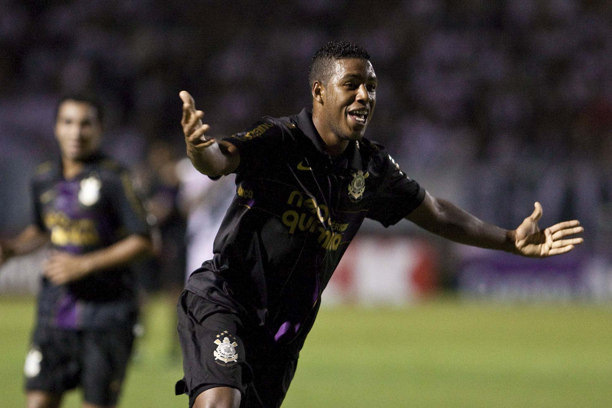 PONTE PRETA/CAMPINAS X CORINTHIANS/SP - Jucilei comemora seu gol em um lance da partida realizada esta noite no estádio Moisés Lucarelli, em Campinas, válida pela 6ª rodada do Campeonato Paulista 2010
