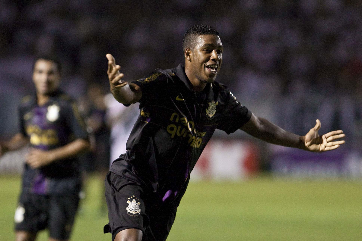 PONTE PRETA/CAMPINAS X CORINTHIANS/SP - Jucilei comemora seu gol em um lance da partida realizada esta noite no estdio Moiss Lucarelli, em Campinas, vlida pela 6 rodada do Campeonato Paulista 2010