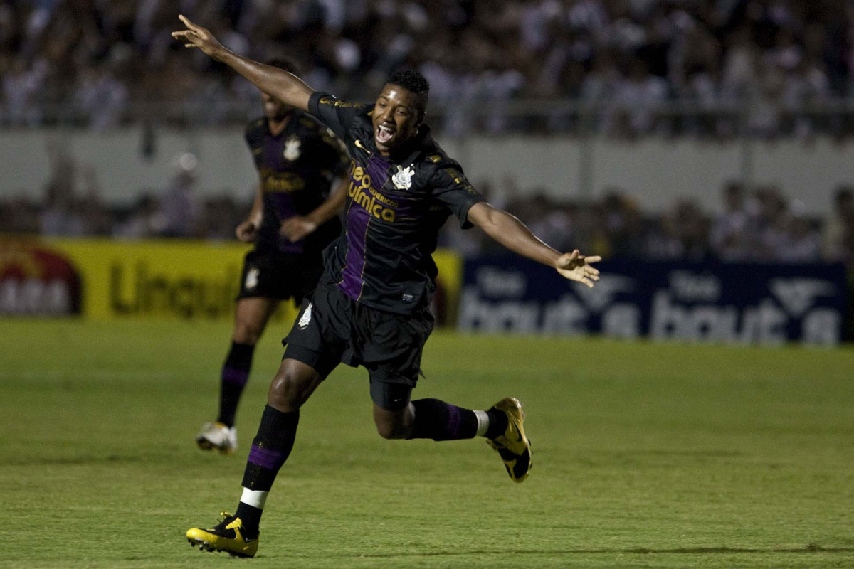 PONTE PRETA/CAMPINAS X CORINTHIANS/SP - Jucilei comemora seu gol em um lance da partida realizada esta noite no estdio Moiss Lucarelli, em Campinas, vlida pela 6 rodada do Campeonato Paulista 2010