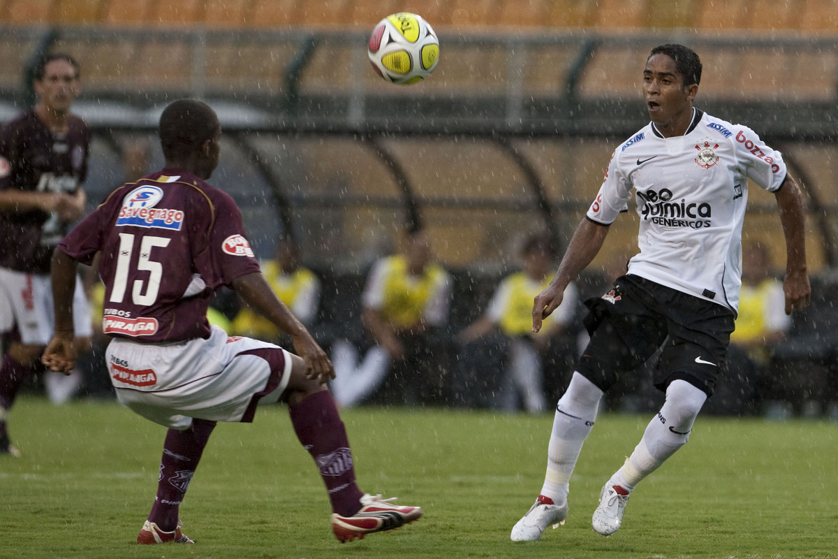 CORINTHIANS X SERTAOZINHO - Adoniram e Jorge Henrique em um lance da partida realizada esta tarde no estdio do Pacaembu, zona oeste da cidade, vlida pela 7 rodada do Campeonato Paulista 2010