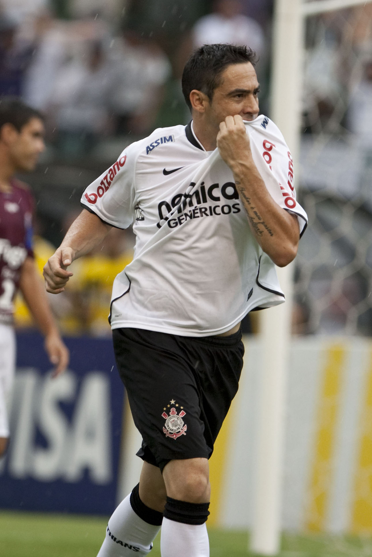 CORINTHIANS X SERTAOZINHO - Chicão comemora seu gol em um lance da partida realizada esta tarde no estádio do Pacaembu, zona oeste da cidade, válida pela 7ª rodada do Campeonato Paulista 2010