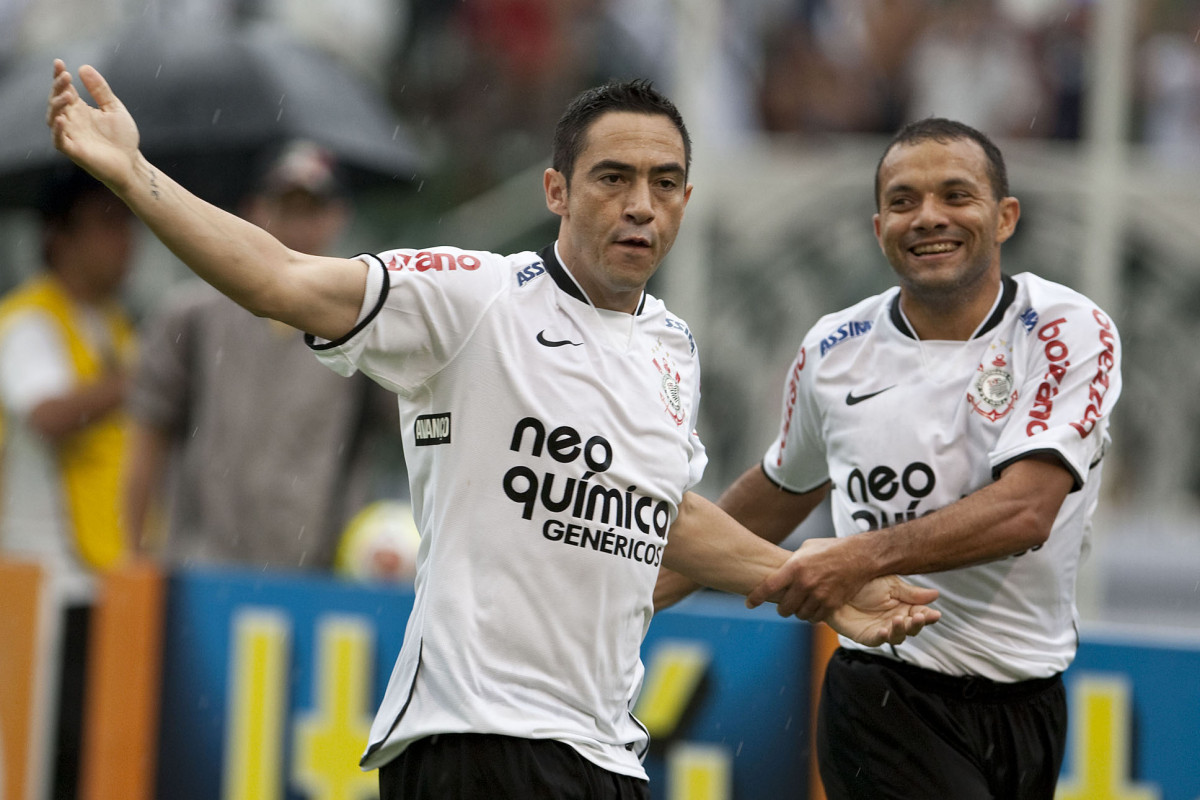 CORINTHIANS X SERTAOZINHO - Chicão comemora sue gol com Iarley em um lance da partida realizada esta tarde no estádio do Pacaembu, zona oeste da cidade, válida pela 7ª rodada do Campeonato Paulista 2010