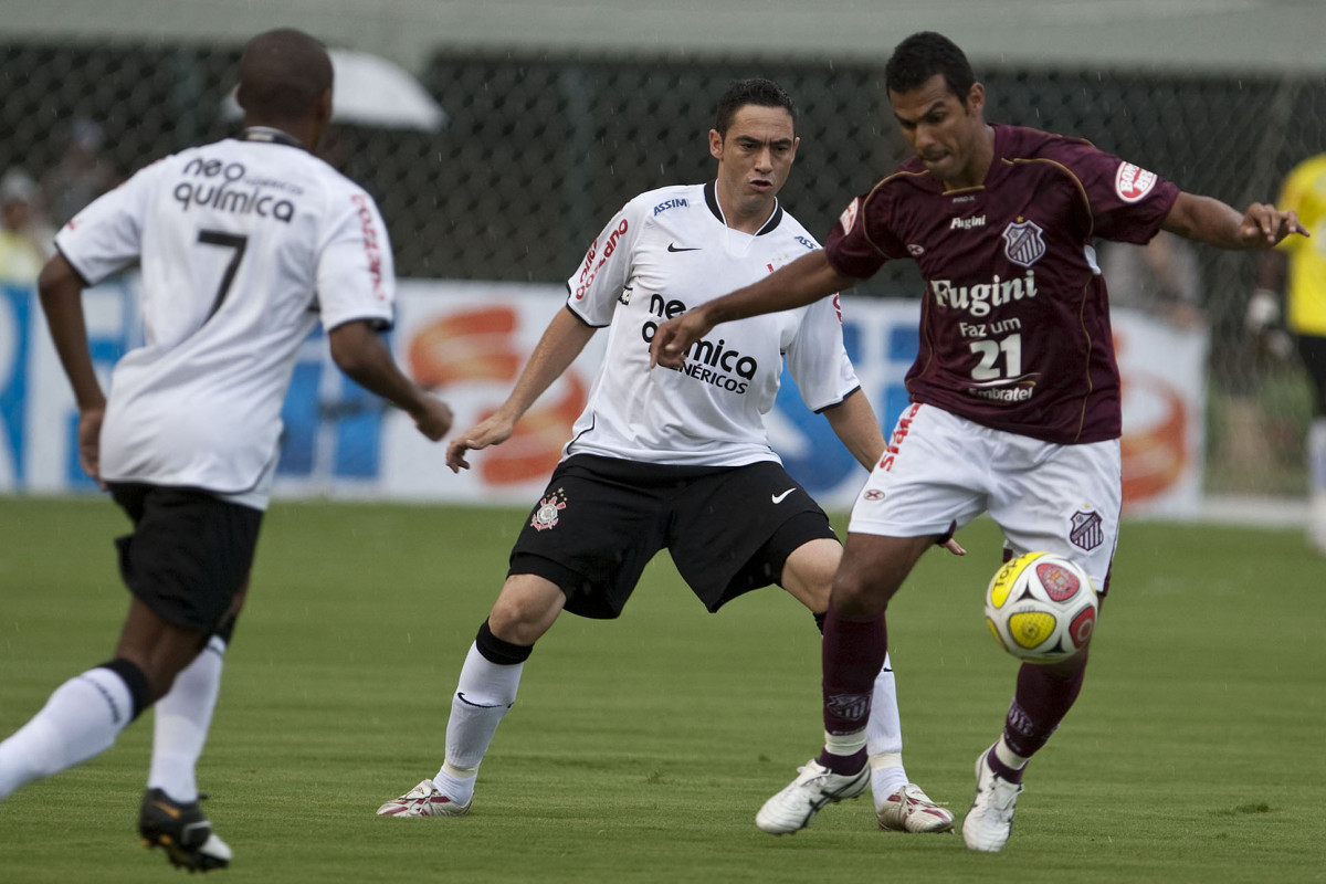 CORINTHIANS X SERTAOZINHO - Chicão e Mendes em um lance da partida realizada esta tarde no estádio do Pacaembu, zona oeste da cidade, válida pela 7ª rodada do Campeonato Paulista 2010
