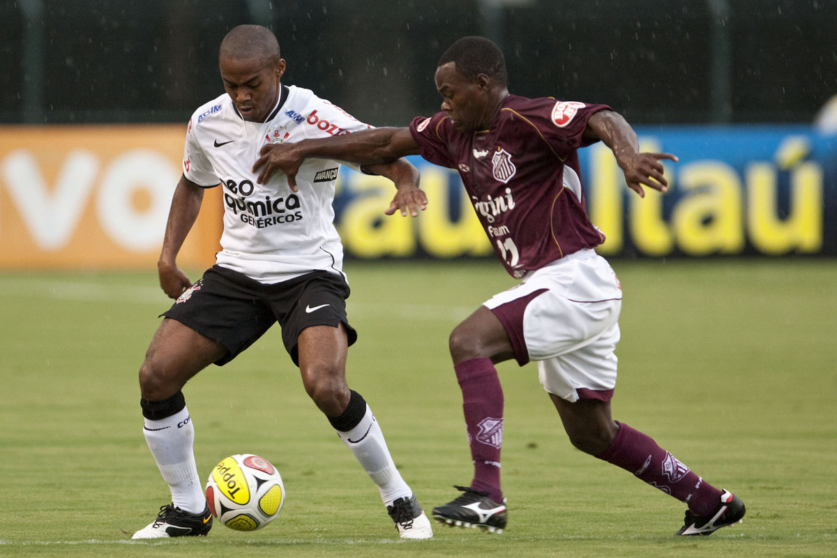 CORINTHIANS X SERTAOZINHO - Elias e Magal em um lance da partida realizada esta tarde no estdio do Pacaembu, zona oeste da cidade, vlida pela 7 rodada do Campeonato Paulista 2010