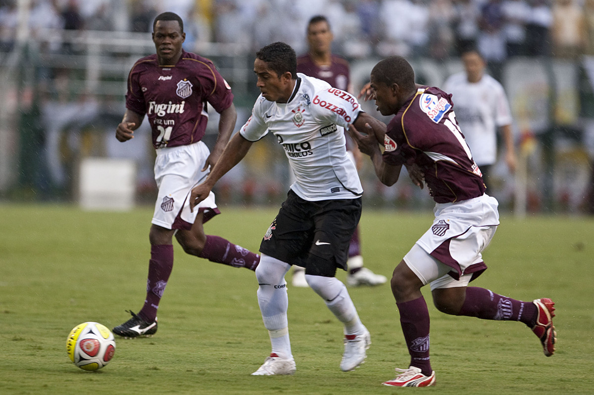 CORINTHIANS X SERTAOZINHO - em um lance da partida realizada esta tarde no estádio do Pacaembu, zona oeste da cidade, válida pela 7ª rodada do Campeonato Paulista 2010