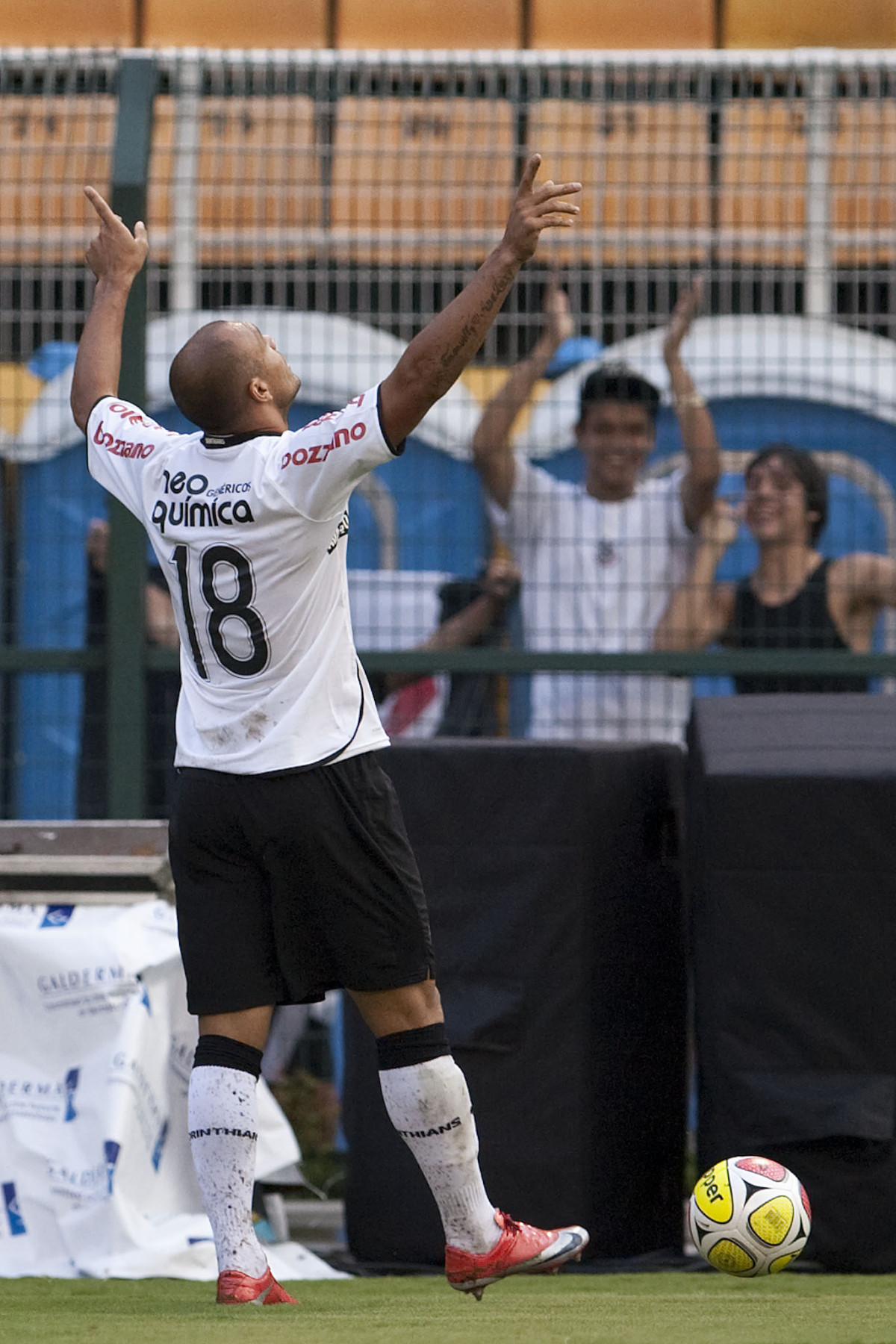CORINTHIANS X SERTAOZINHO - em um lance da partida realizada esta tarde no estádio do Pacaembu, zona oeste da cidade, válida pela 7ª rodada do Campeonato Paulista 2010