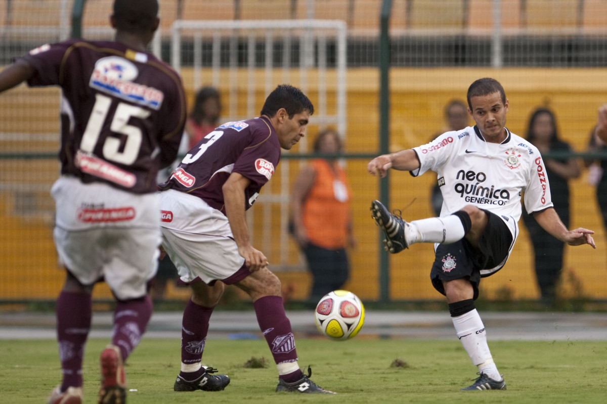 CORINTHIANS X SERTAOZINHO - em um lance da partida realizada esta tarde no estádio do Pacaembu, zona oeste da cidade, válida pela 7ª rodada do Campeonato Paulista 2010