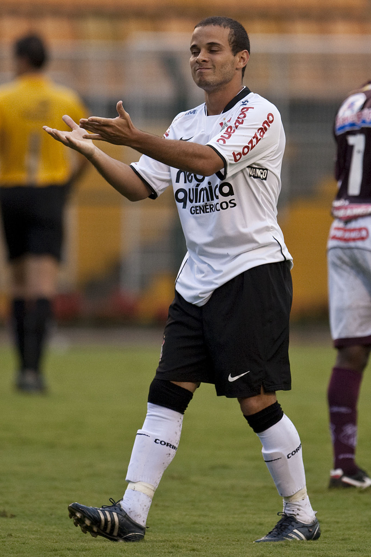 CORINTHIANS X SERTAOZINHO - em um lance da partida realizada esta tarde no estádio do Pacaembu, zona oeste da cidade, válida pela 7ª rodada do Campeonato Paulista 2010