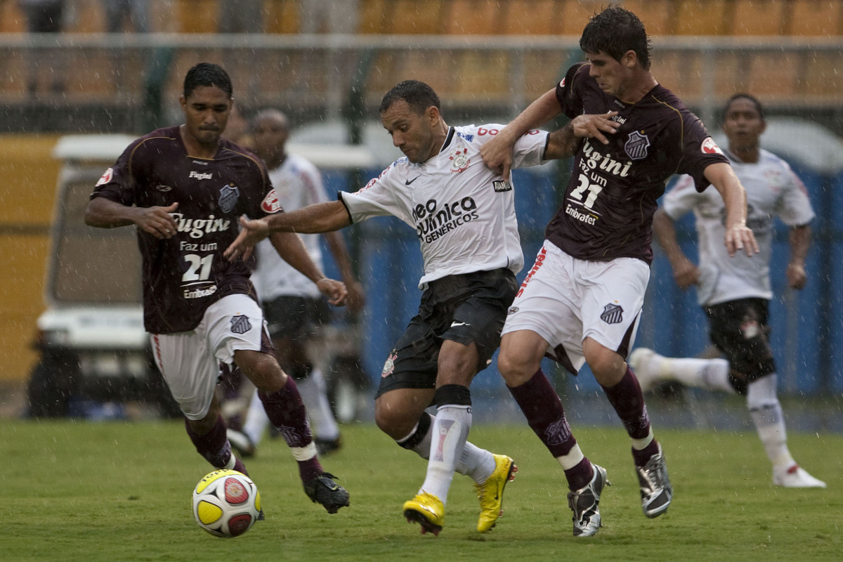 CORINTHIANS X SERTAOZINHO - Everton; Yarley e Pablo em um lance da partida realizada esta tarde no estdio do Pacaembu, zona oeste da cidade, vlida pela 7 rodada do Campeonato Paulista 2010