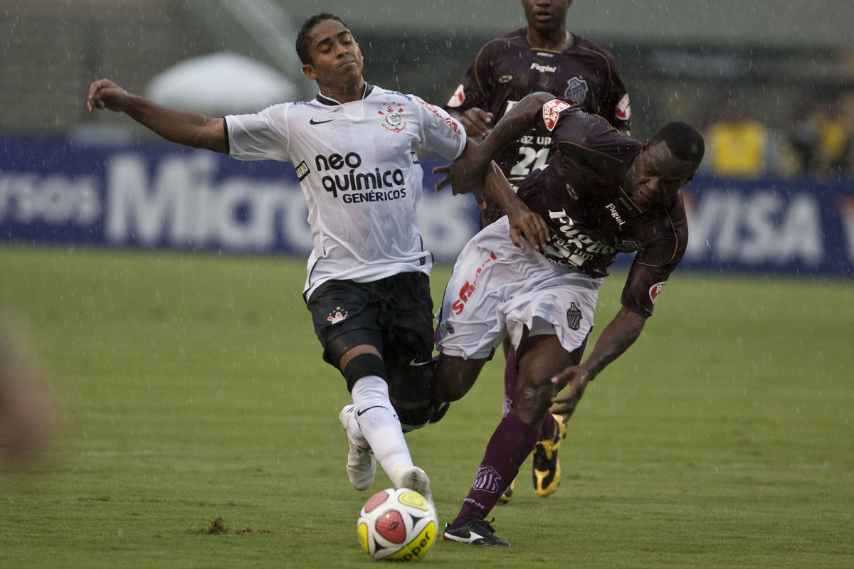 CORINTHIANS X SERTAOZINHO - Jorge Henrique e Magal em um lance da partida realizada esta tarde no estádio do Pacaembu, zona oeste da cidade, válida pela 7ª rodada do Campeonato Paulista 2010