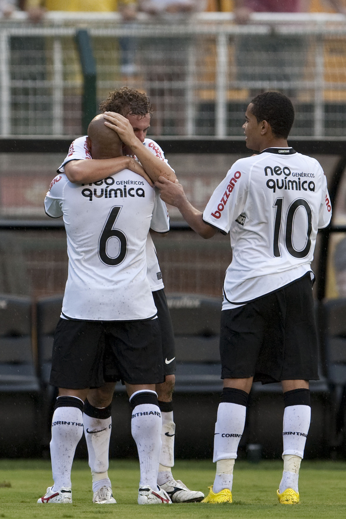 CORINTHIANS X SERTAOZINHO - Marcelo Mattos que fez o terceiro gol do Corinthians, comemora com Roberto Carlos que lhe deu o passe e Dentinho em um lance da partida realizada esta tarde no estdio do Pacaembu, zona oeste da cidade, vlida pela 7 rodada do Campeonato Paulista 2010