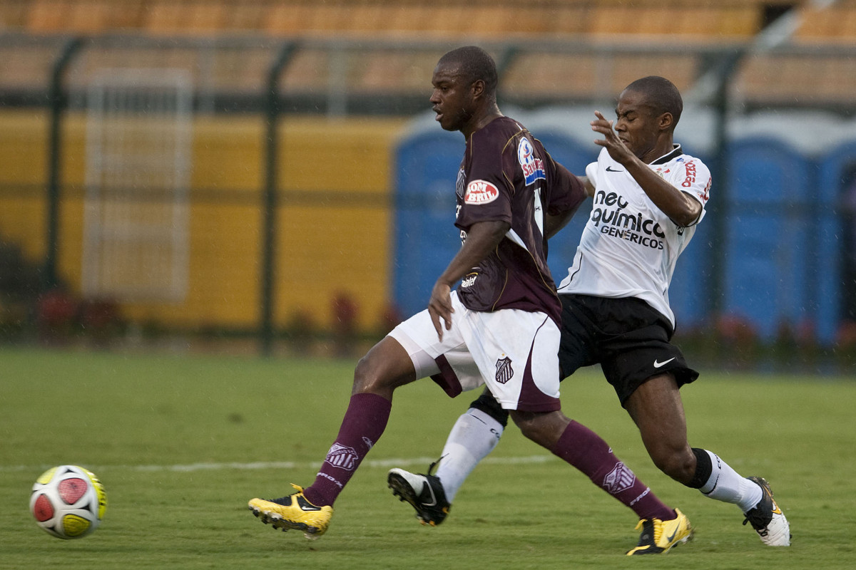 CORINTHIANS X SERTAOZINHO - Marcus Vinicius e Elias em um lance da partida realizada esta tarde no estádio do Pacaembu, zona oeste da cidade, válida pela 7ª rodada do Campeonato Paulista 2010