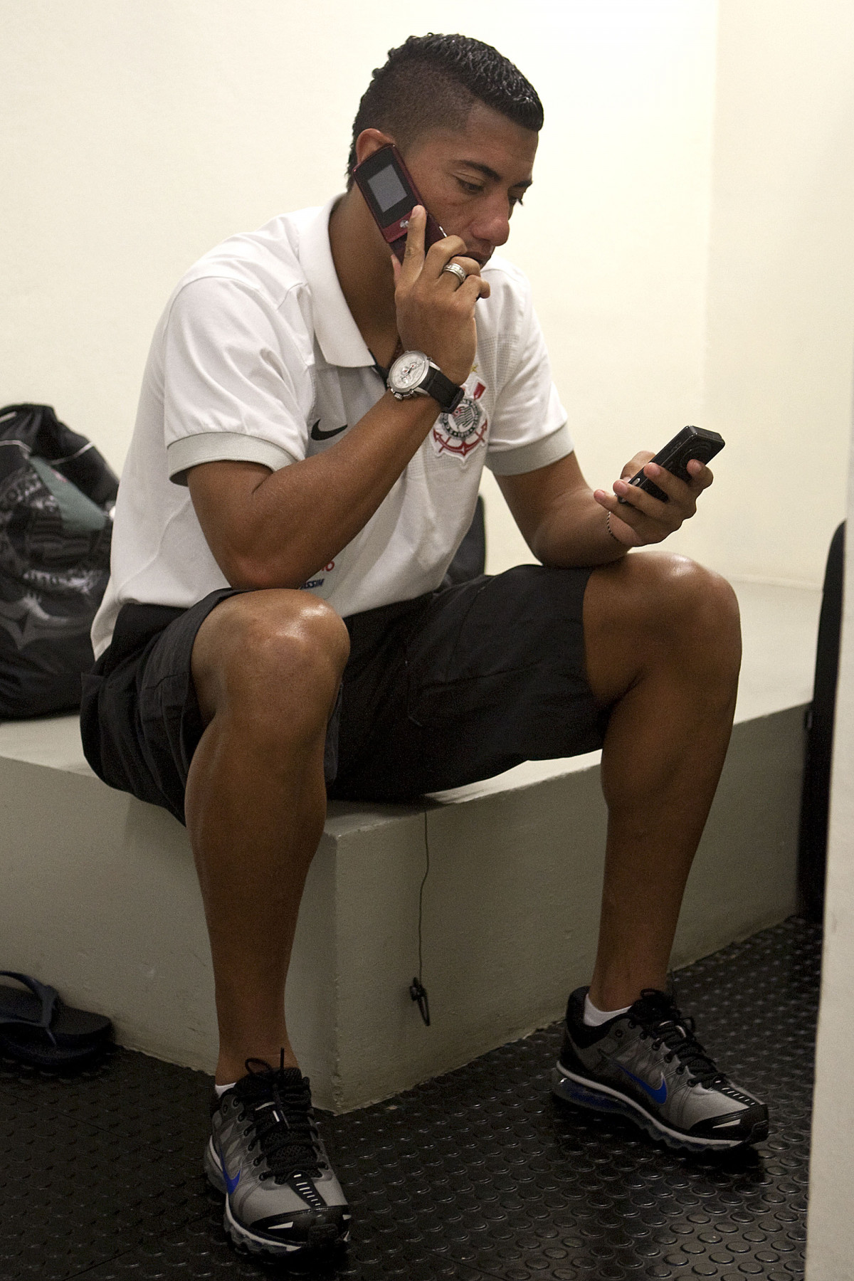 CORINTHIANS X SERTAOZINHO - Ralf nos vestiários antes da partida realizada esta tarde no estádio do Pacaembu, zona oeste da cidade, válida pela 7ª rodada do Campeonato Paulista 2010
